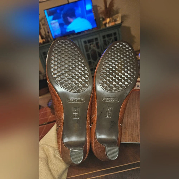 AEROSOLES Cognac brown leather open toe pumps. Gold studs. Size 7.5 - Picture 9 of 10